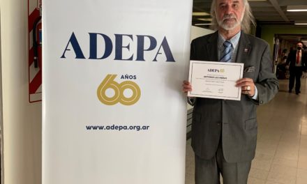 Recibió el premio mención especial en rubro científico de ADEPA 2022 (Asociación de  entidades periodísticas de la Argentina)