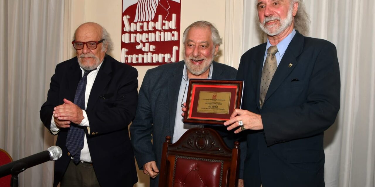 Distinción al escritor Antonio Las Heras al cumplir 50 años de miembro activo de la Sociedad Argentina de Escritores (SADE)