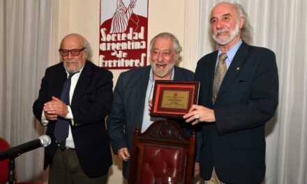 Distinción al escritor Antonio Las Heras al cumplir 50 años de miembro activo de la Sociedad Argentina de Escritores (SADE)